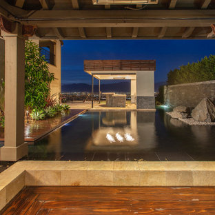 Ispirazione per un grande patio o portico etnico dietro casa con un gazebo o capanno