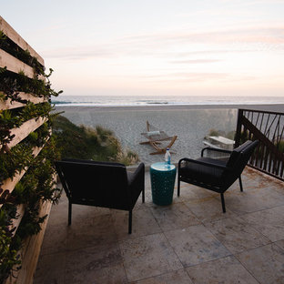 Idee per un ampio patio o portico minimalista dietro casa con pavimentazioni in pietra naturale e nessuna copertura