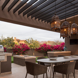 Foto di un patio o portico stile americano dietro casa con una pergola