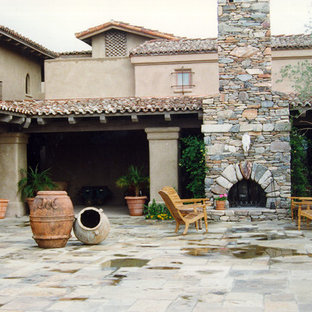 Foto di un grande patio o portico american style dietro casa con un focolare e nessuna copertura