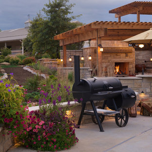 Esempio di un patio o portico country di medie dimensioni e dietro casa con lastre di cemento e una pergola