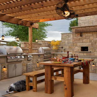Ispirazione per un patio o portico country di medie dimensioni e dietro casa con lastre di cemento e una pergola