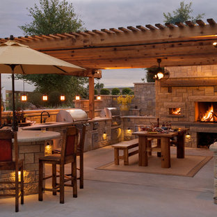 Idee per un patio o portico country di medie dimensioni e dietro casa con lastre di cemento e un gazebo o capanno