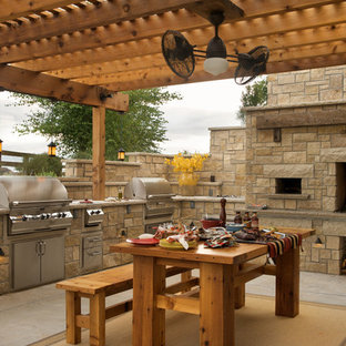 Idee per un patio o portico country di medie dimensioni e dietro casa con lastre di cemento e una pergola