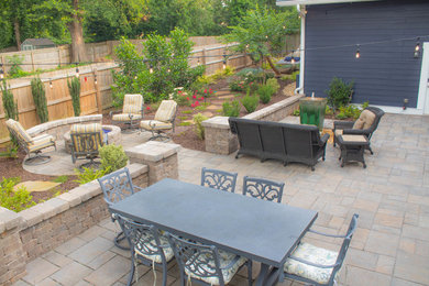 На фото: большой двор на заднем дворе в стиле кантри с местом для костра и покрытием из каменной брусчатки без защиты от солнца