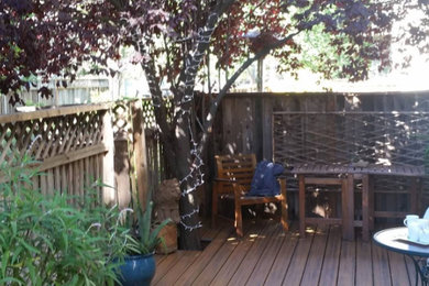 Imagen de patio tradicional de tamaño medio sin cubierta en patio trasero con entablado