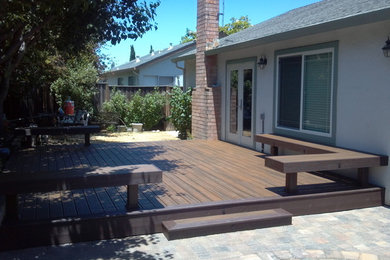 Exemple d'une terrasse en bois arrière chic de taille moyenne avec aucune couverture.