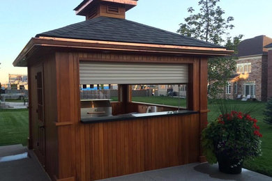 Mittelgroßer Moderner Patio hinter dem Haus mit Outdoor-Küche, Natursteinplatten und Gazebo in Toronto