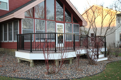 Foto de patio clásico de tamaño medio sin cubierta en patio trasero con entablado