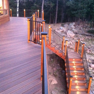 Immagine di un grande patio o portico stile americano dietro casa con pedane e nessuna copertura