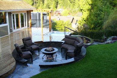 Diseño de patio clásico renovado de tamaño medio en patio trasero con brasero, entablado y pérgola