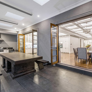 Ispirazione per un patio o portico chic di medie dimensioni e dietro casa con un tetto a sbalzo