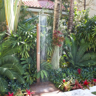 Foto de patio tropical, de tamaño medio, sin cubierta, en patio trasero, con ducha exterior y adoquines de hormigón