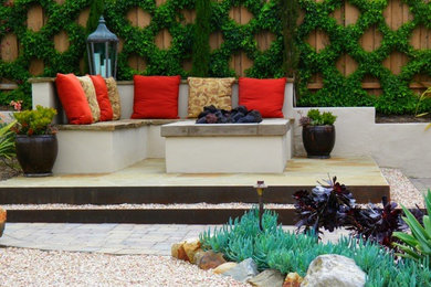 サンディエゴにある低価格の小さな地中海スタイルのおしゃれな裏庭のテラス (ファイヤーピット、日よけなし、天然石敷き) の写真