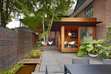 Foto de patio contemporáneo de tamaño medio sin cubierta en patio con adoquines de piedra natural