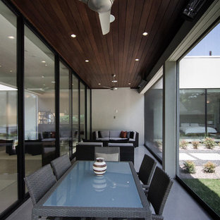 Ispirazione per un patio o portico minimalista di medie dimensioni e dietro casa con graniglia di granito e un tetto a sbalzo