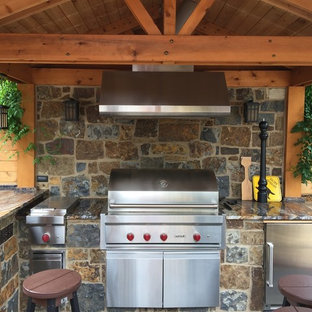 Ispirazione per un patio o portico rustico dietro casa con un gazebo o capanno