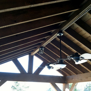 Idee per un patio o portico rustico di medie dimensioni e dietro casa con lastre di cemento e un gazebo o capanno