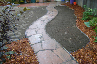 Modelo de patio rústico de tamaño medio en patio trasero con adoquines de piedra natural