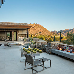 Idee per un patio o portico stile americano con un caminetto, pavimentazioni in cemento e nessuna copertura