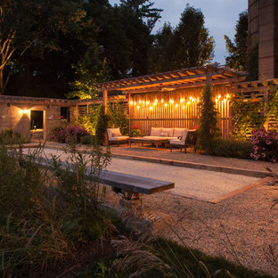 Esempio di un patio o portico country di medie dimensioni e nel cortile laterale con ghiaia e una pergola