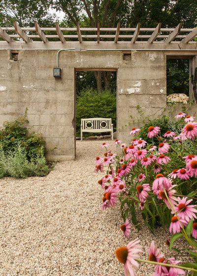 Country Patio by Greenhaven Landscapes Inc.