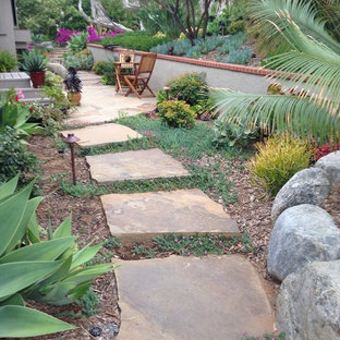 Ispirazione per un piccolo patio o portico eclettico nel cortile laterale con pavimentazioni in pietra naturale e nessuna copertura