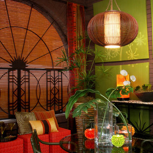Idee per un piccolo patio o portico etnico dietro casa con cemento stampato e un tetto a sbalzo