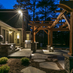 Esempio di un patio o portico stile americano di medie dimensioni e dietro casa con pavimentazioni in cemento e una pergola
