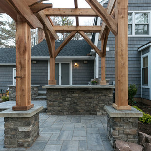 Idee per un patio o portico country di medie dimensioni e dietro casa con pavimentazioni in cemento e una pergola