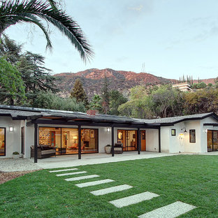 Ispirazione per un grande patio o portico moderno dietro casa con una pergola e graniglia di granito