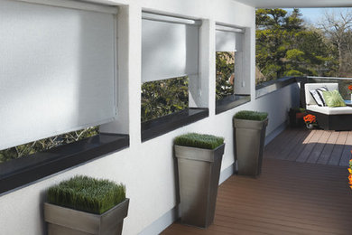 Cette photo montre une terrasse arrière moderne avec une extension de toiture.
