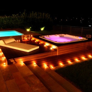 Immagine di un patio o portico american style di medie dimensioni e dietro casa con fontane