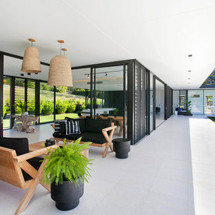 Idées déco pour une terrasse moderne avec des pavés en béton et une extension de toiture.