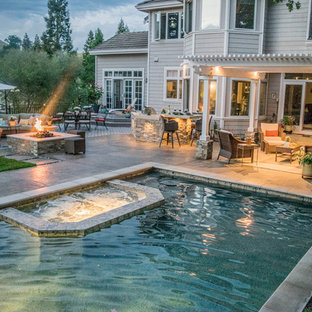 Ispirazione per un patio o portico tradizionale di medie dimensioni e dietro casa con fontane, pedane e una pergola