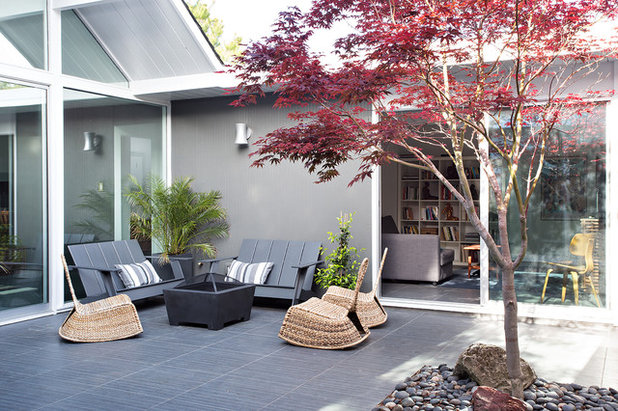 Retro Courtyard by Klopf Architecture