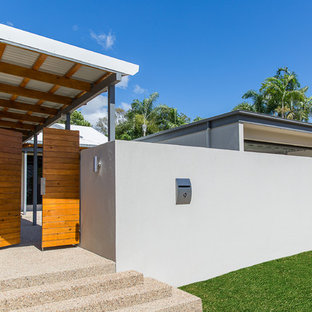 Ispirazione per un patio o portico contemporaneo davanti casa con graniglia di granito e una pergola