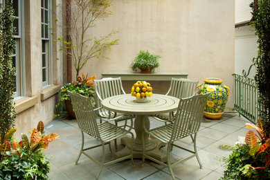 Свежая идея для дизайна: двор в современном стиле с покрытием из плитки - отличное фото интерьера