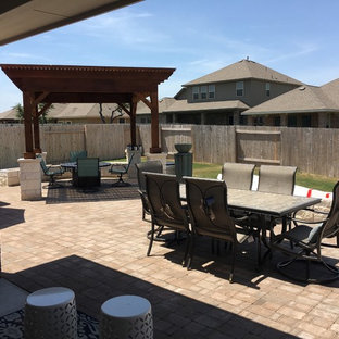 Esempio di un grande patio o portico eclettico dietro casa con una pergola