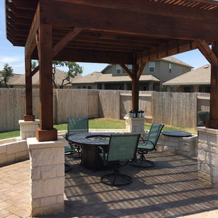 Immagine di un grande patio o portico bohémian dietro casa con una pergola e pavimentazioni in mattoni