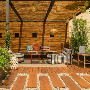 Ispirazione per un grande patio o portico design dietro casa con un giardino in vaso, ghiaia e una pergola