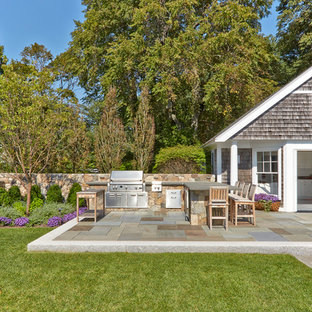 Mittelgroßer, Unbedeckter Klassischer Patio neben dem Haus mit Outdoor-Küche und Natursteinplatten in Boston
