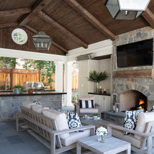 Großer, Überdachter Maritimer Patio hinter dem Haus mit Outdoor-Küche und Natursteinplatten in San Francisco