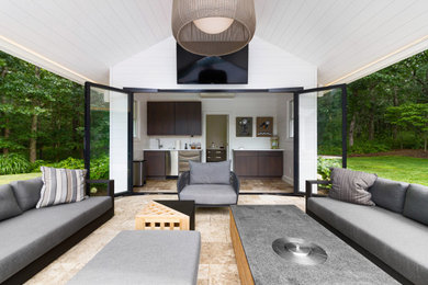 На фото: двор среднего размера на заднем дворе в современном стиле с покрытием из плитки и навесом с