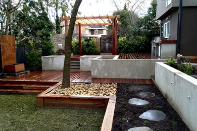 Ejemplo de patio contemporáneo grande sin cubierta en patio trasero con fuente y entablado