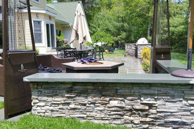 Imagen de patio clásico renovado de tamaño medio sin cubierta en patio trasero con losas de hormigón