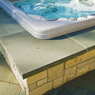 Idee per un patio o portico eclettico dietro casa con fontane, pavimentazioni in pietra naturale e una pergola