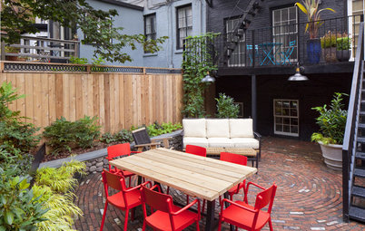 A Dynamic Backyard Design Embraces Its Urban Setting