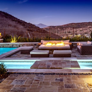 Ispirazione per un grande patio o portico boho chic dietro casa con un focolare e pavimentazioni in pietra naturale