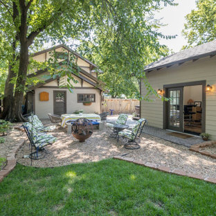 Ispirazione per un patio o portico bohémian di medie dimensioni e dietro casa con ghiaia e nessuna copertura